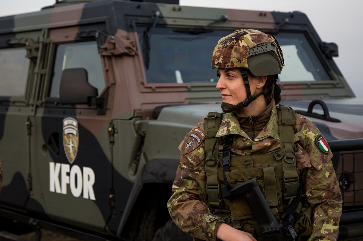 Soldatessa italiana del contingente KFOR