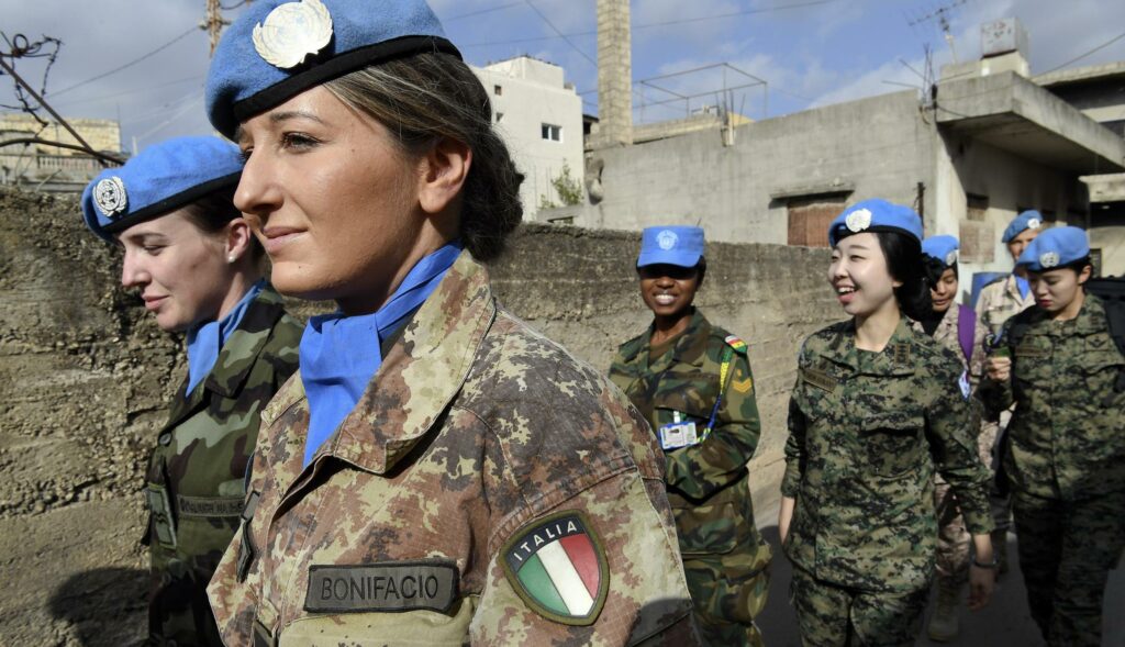 Soldatesse di vari paesi con il basco del contingente ONU