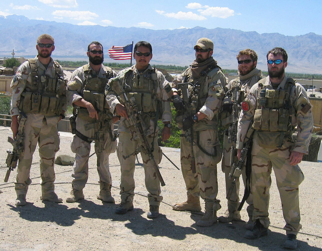 Il Seal Team 10, 2º battaglione, 3º reggimento dei Marine insieme al team 10 dei Navy Seals, assegnati all'Operazione Red Wings. Cinque di questi uomini sono contrassegnati KIA in quanto deceduti durante la missione. Dalla loro storia è tratto il film Lone Survivor