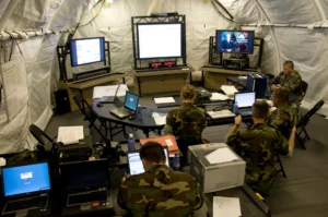 Un TOC (Tactical Operations Center) installato all'interno di una tenda da campo