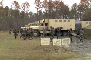 Soldati americani intenti ad installare un TOC (Tactical Operations Center) mobile durante un addestramento a Fort Stewart in Georgia