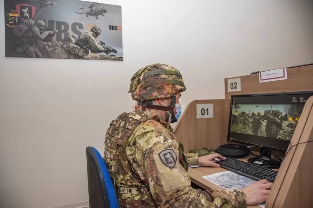 Soldato italiano impegnato in una sessione di addestramento simulato con VBS 3 (Virtual Battle Space 3)