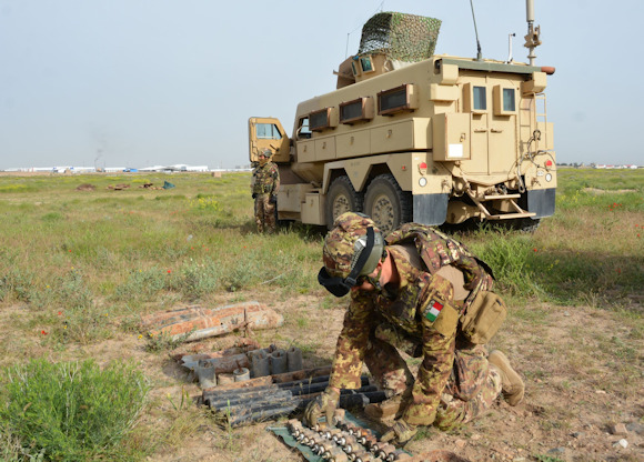 Un artificiere del contingente italiano del TAAC-W effettua una bonifica EOD presso l'aeroporto di Herat in Afghanistan