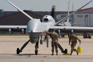 Fasi di preparazione al decollo di un General Atomics MQ-9 Reaper